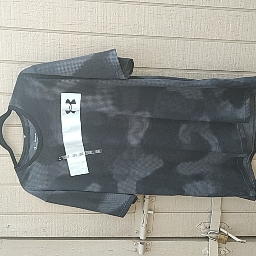 UNDER ARMOUR MENS BRAND NEW WITH TAGS , SHIRT SIZE 2XL. SEE PICS FOR DESCRIPTION